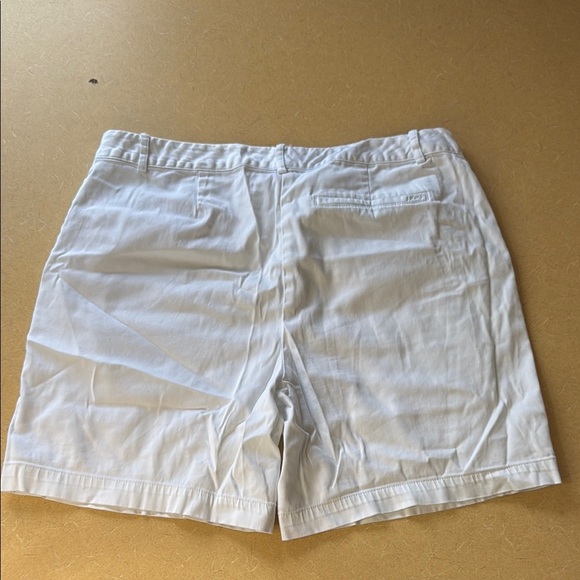 IZOD Women's White Shorts size 8 - Picture 3 of 10